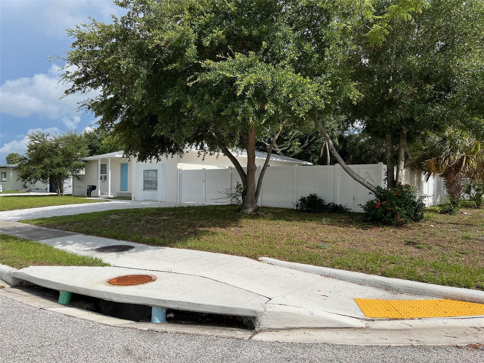 Listing photo id 0 for 7536 38th Avenue N
