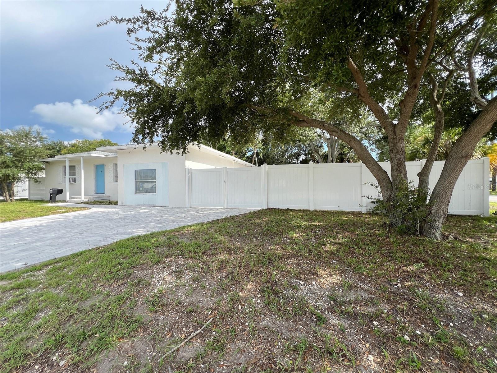 Listing photo id 1 for 7536 38th Avenue N