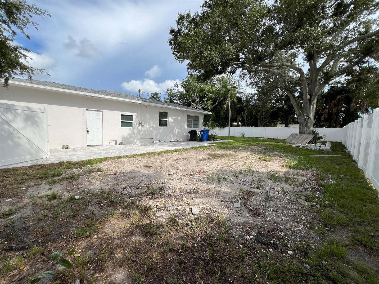 Listing photo id 2 for 7536 38th Avenue N