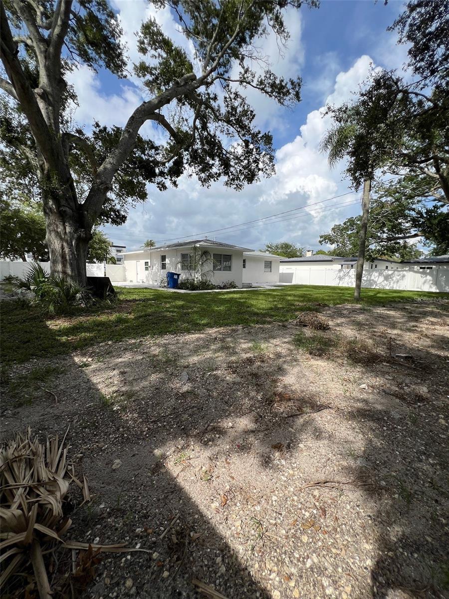 Listing photo id 3 for 7536 38th Avenue N