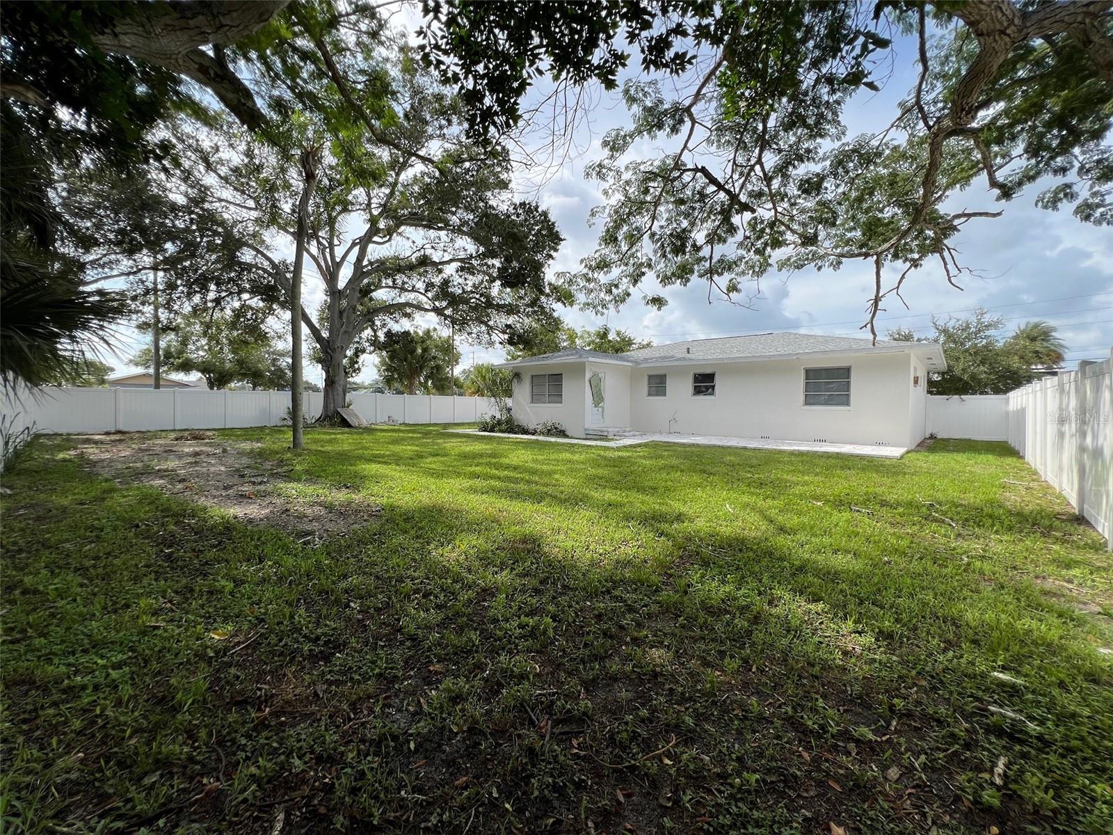 Listing photo id 4 for 7536 38th Avenue N