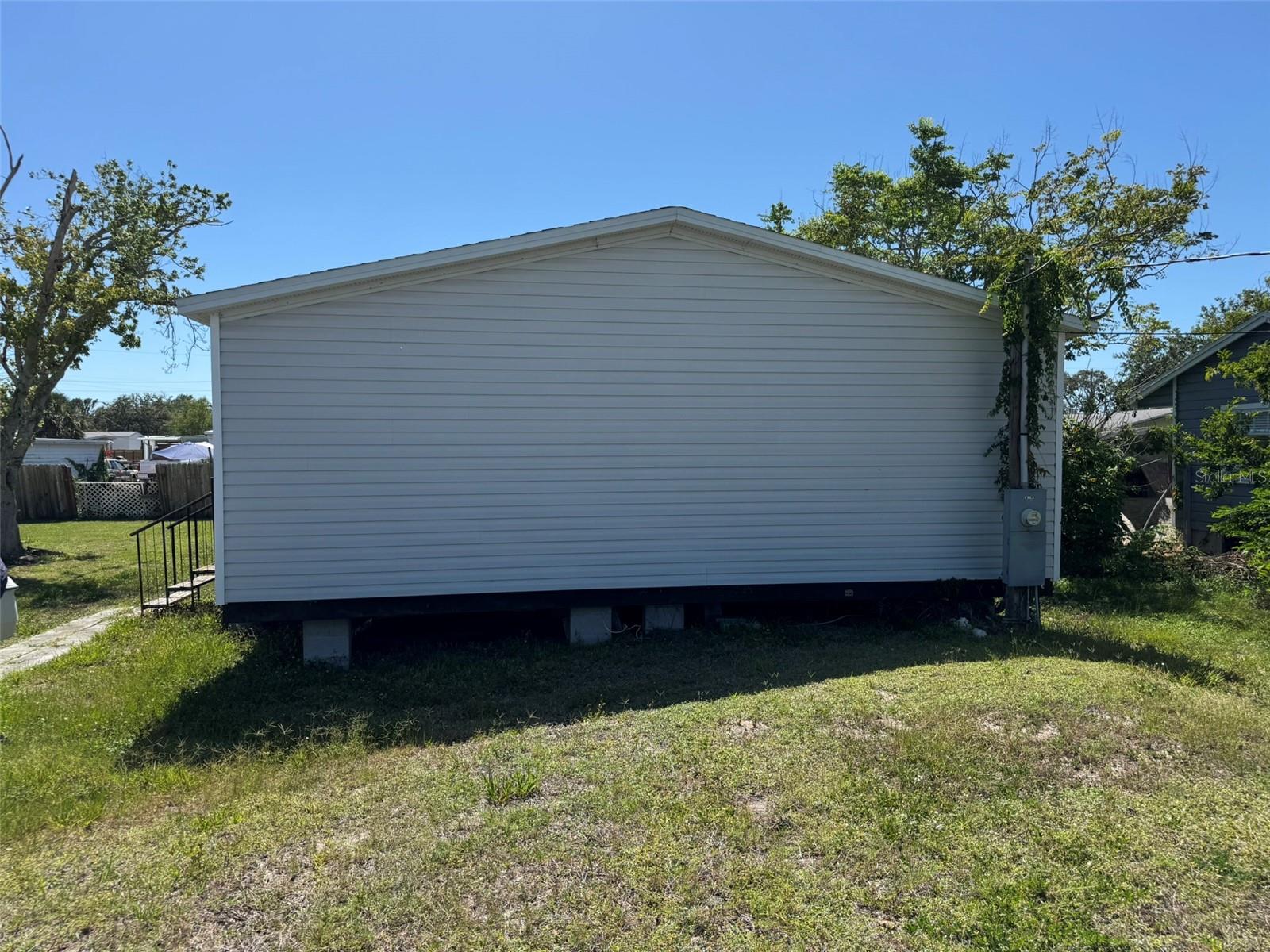 Image 24 of 35 For 205 Portia Street S
