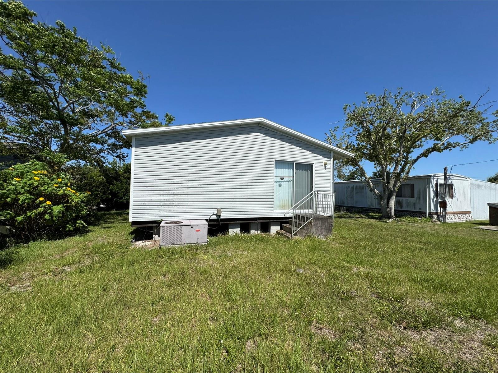 Image 3 of 35 For 205 Portia Street S