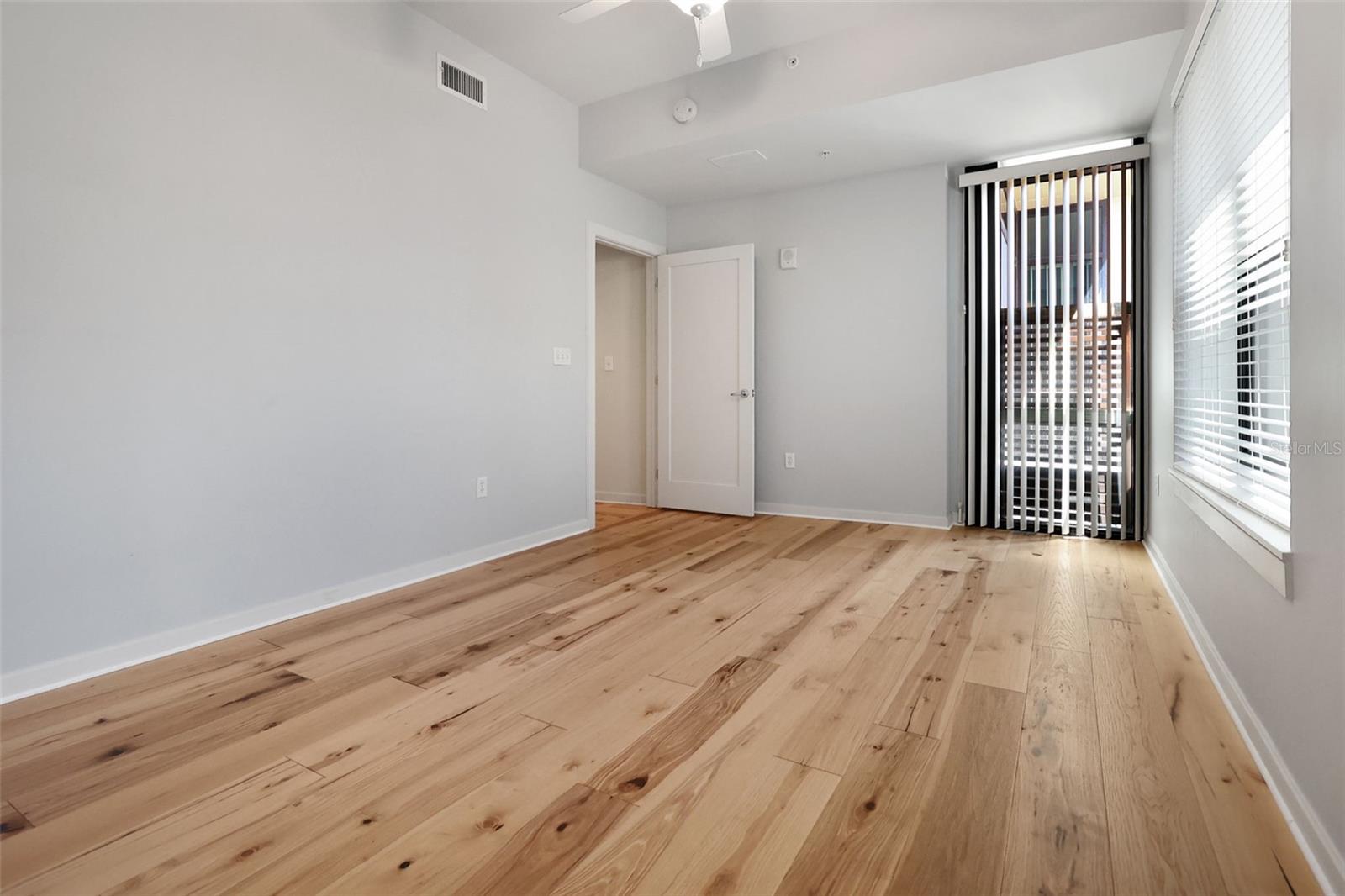 Image 15 of 47 For 400 4th Avenue S 301