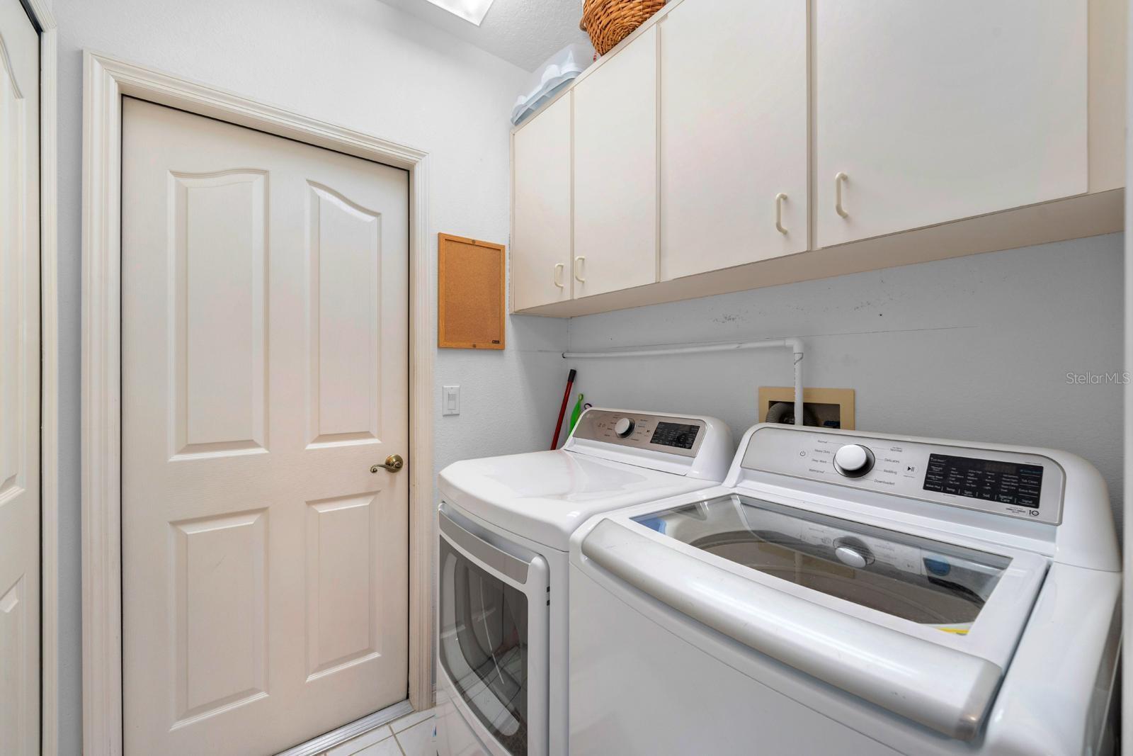 Listing photo id 11 for 10228 Yellow Pine Way