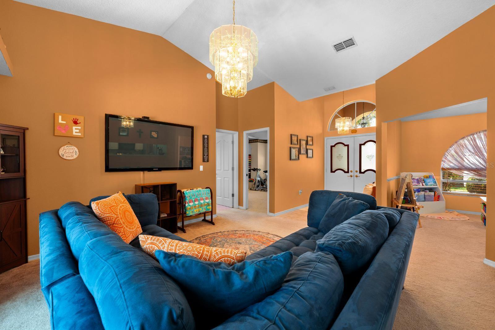 Listing photo id 3 for 10228 Yellow Pine Way