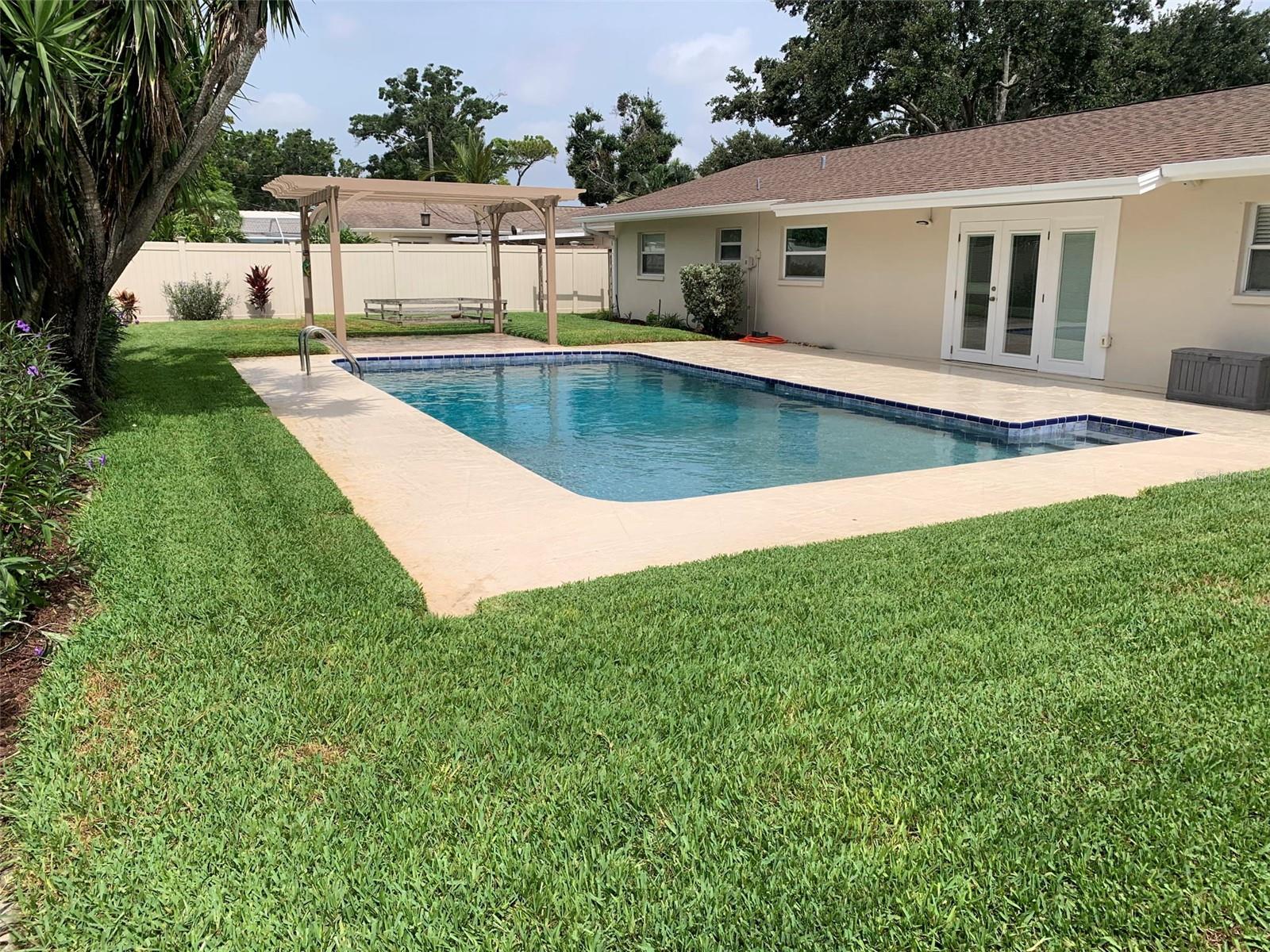 Listing photo id 4 for 6474 29th Avenue N