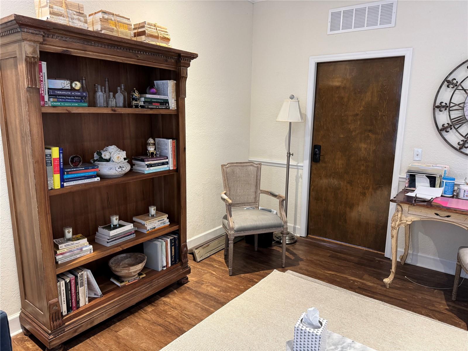 Image 18 of 36 For 611 Bay Street