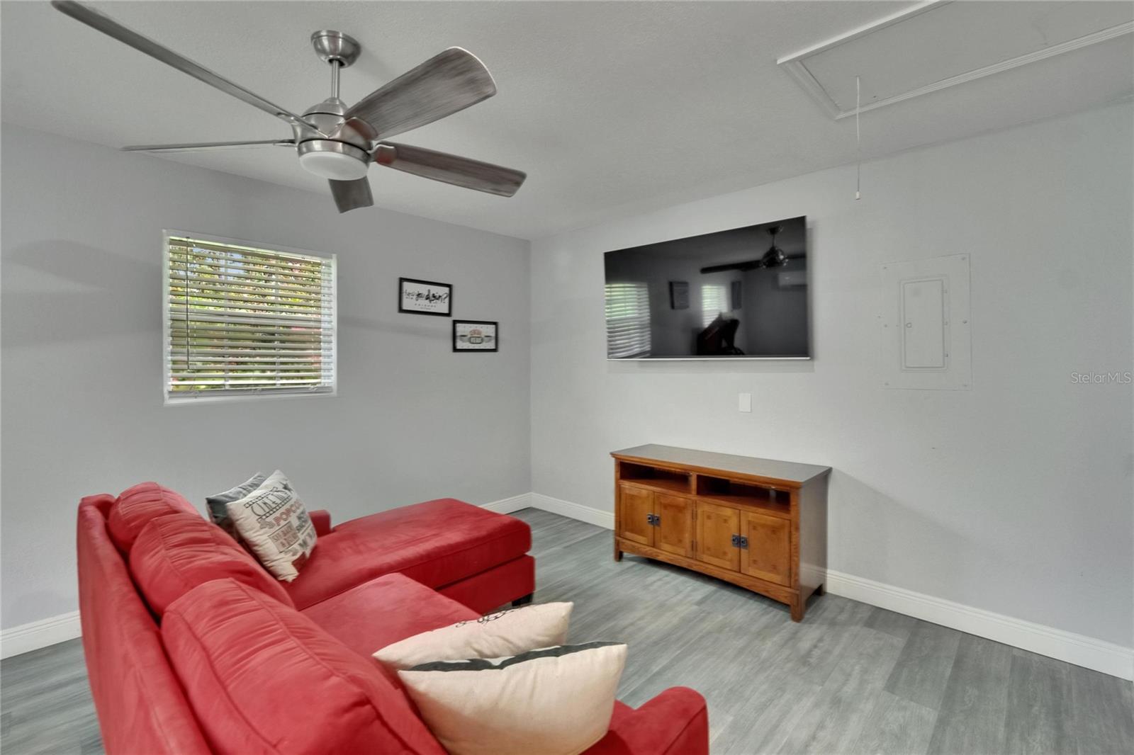 Image 19 of 48 For 8222 Valrie Lane