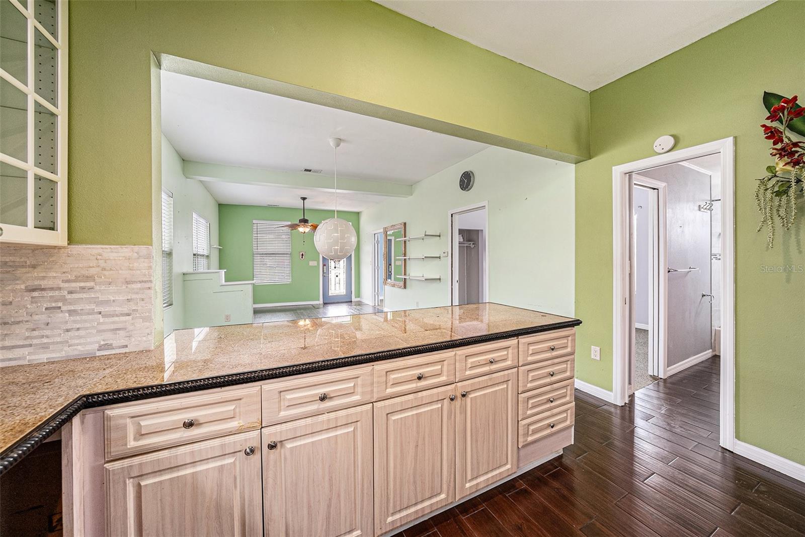Listing photo id 16 for 1902 Tampania Avenue
