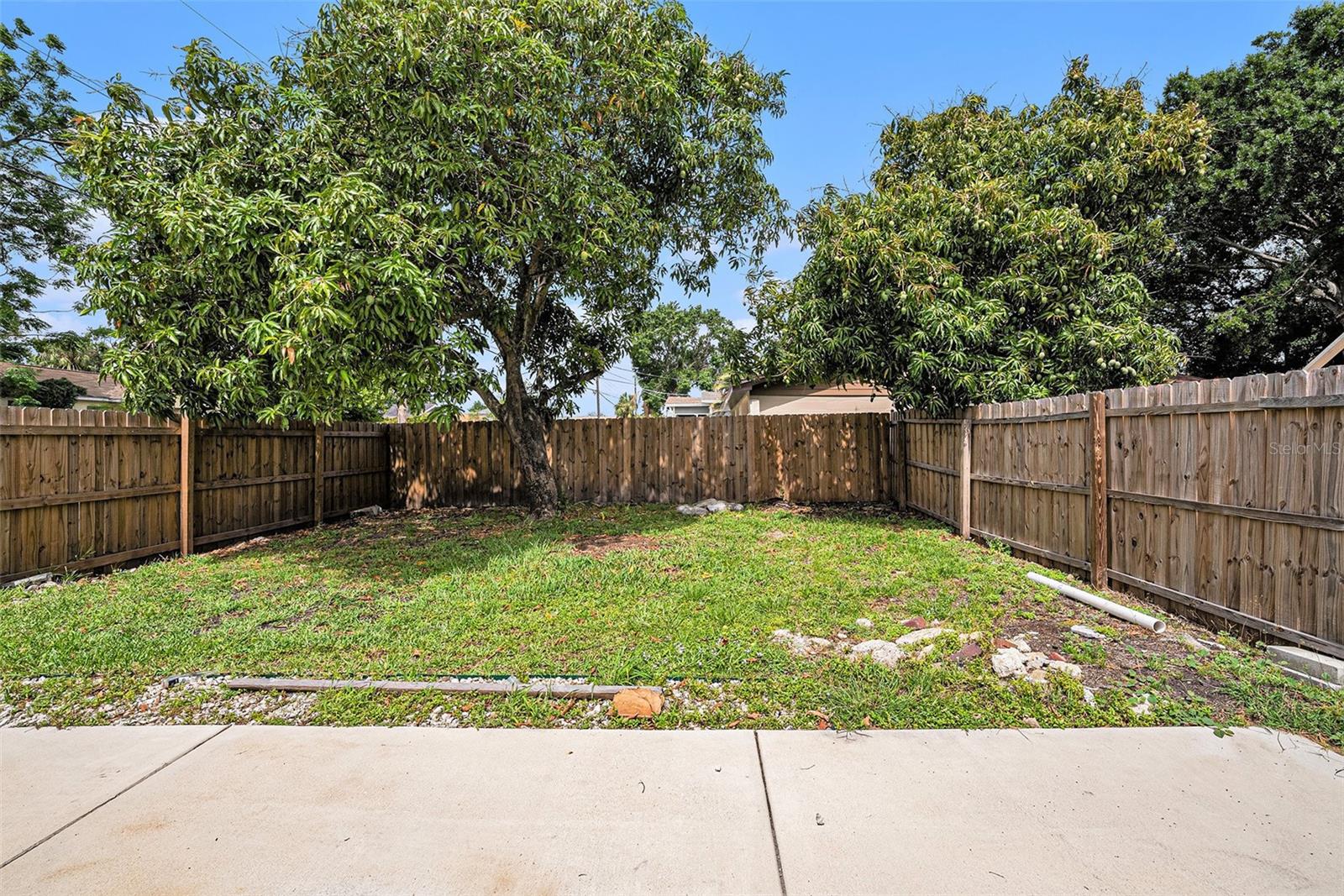 Listing photo id 2 for 1902 Tampania Avenue