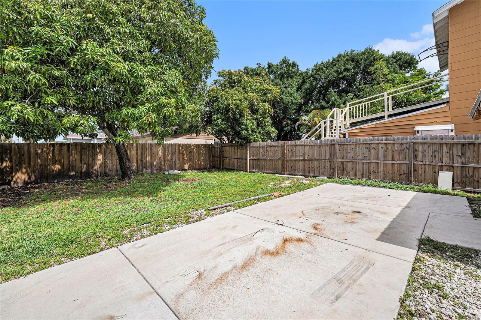 Listing photo id 3 for 1902 Tampania Avenue