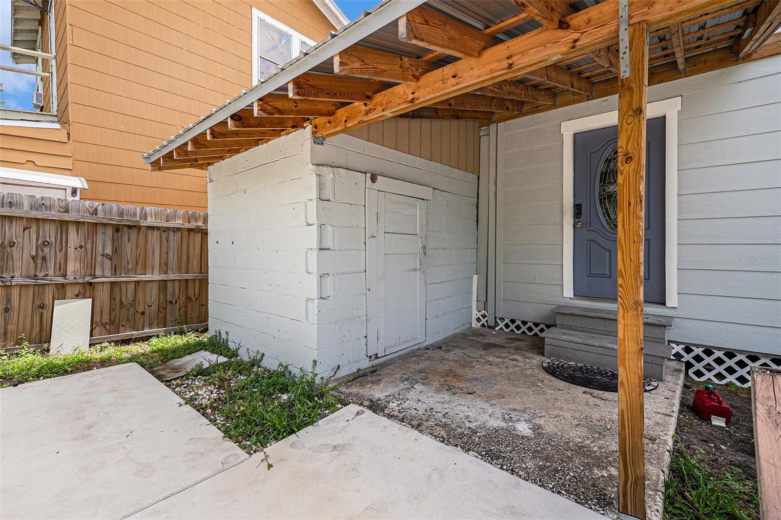 Listing photo id 4 for 1902 Tampania Avenue