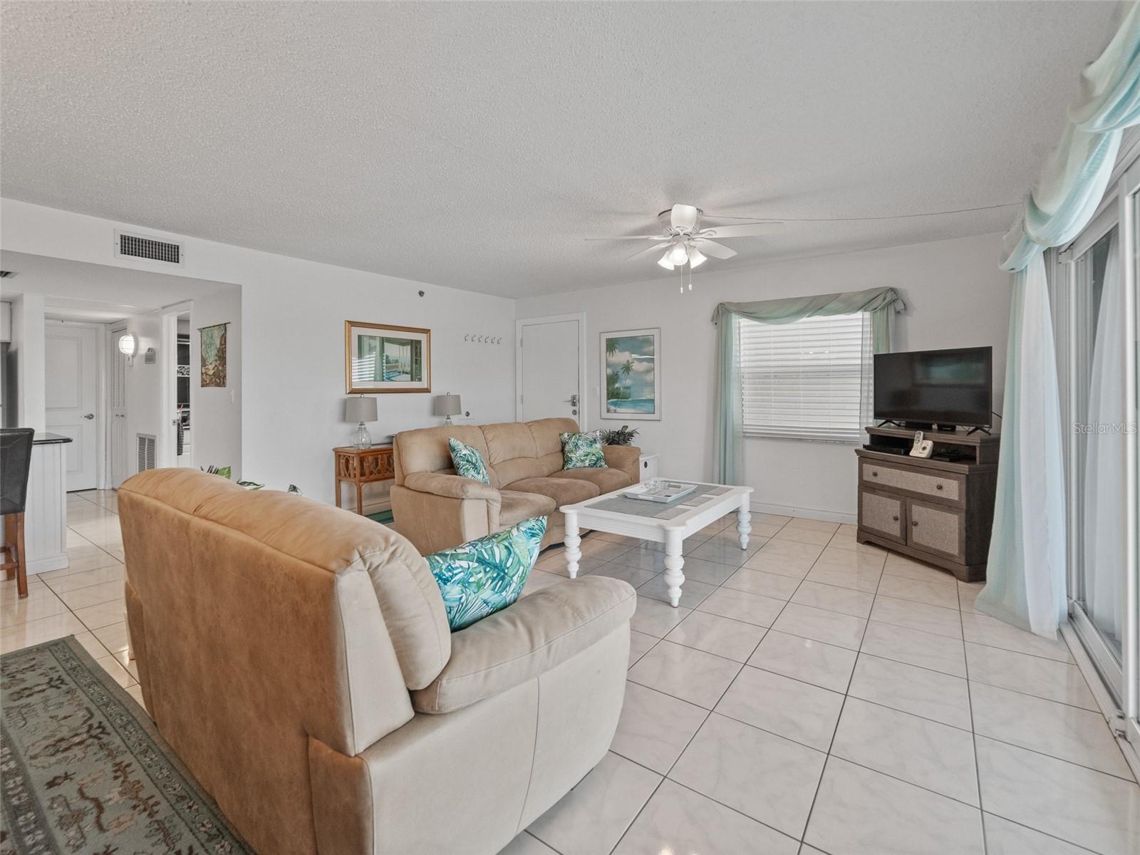 Image 7 of 23 For 18610 Gulf Boulevard 208