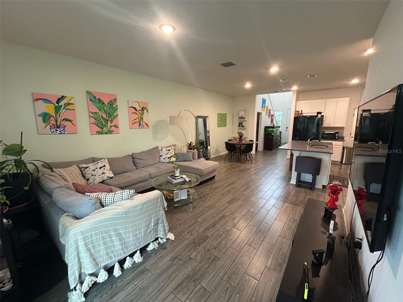 Listing photo id 8 for 7563 Ashcroft Drive