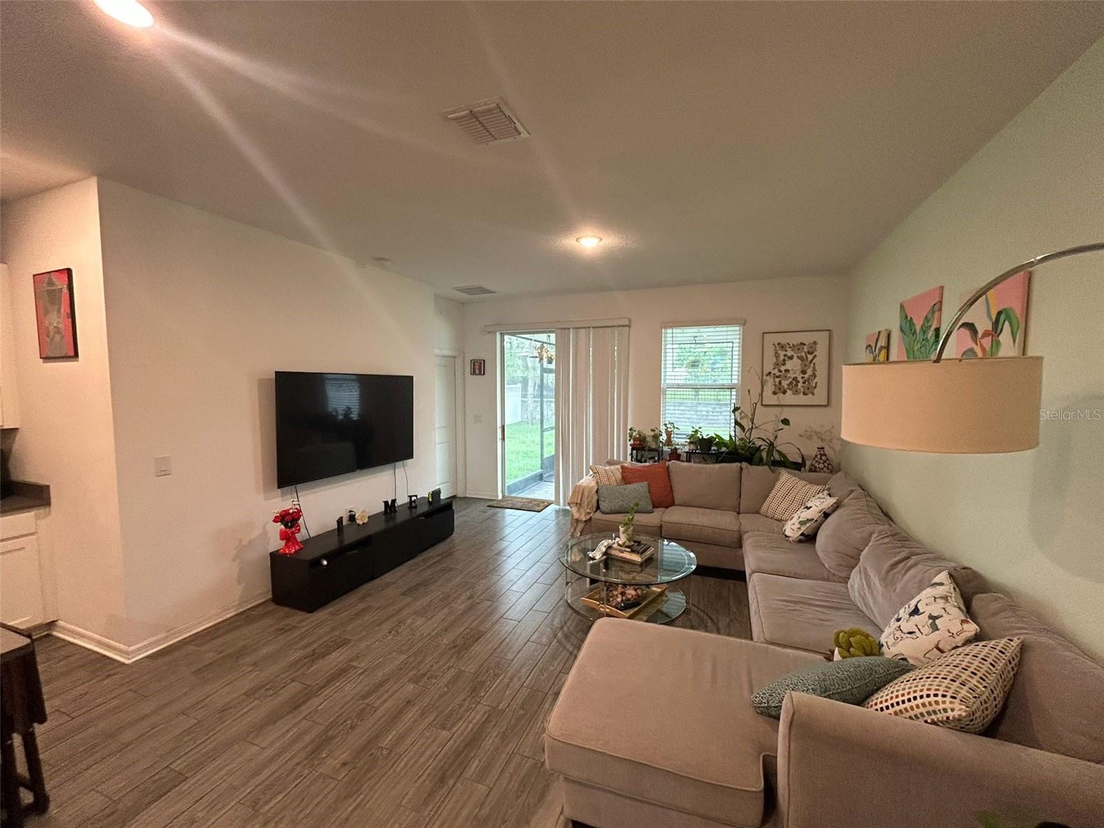 Listing photo id 9 for 7563 Ashcroft Drive