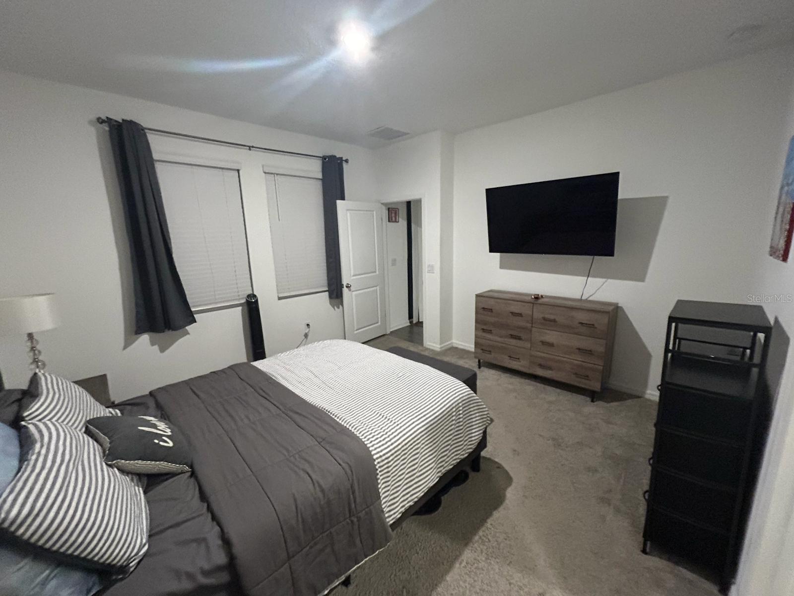 Listing photo id 12 for 7563 Ashcroft Drive