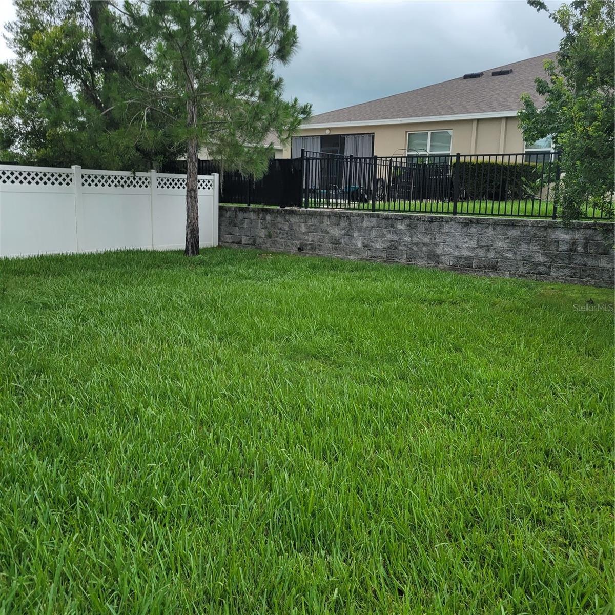 Listing photo id 23 for 7563 Ashcroft Drive