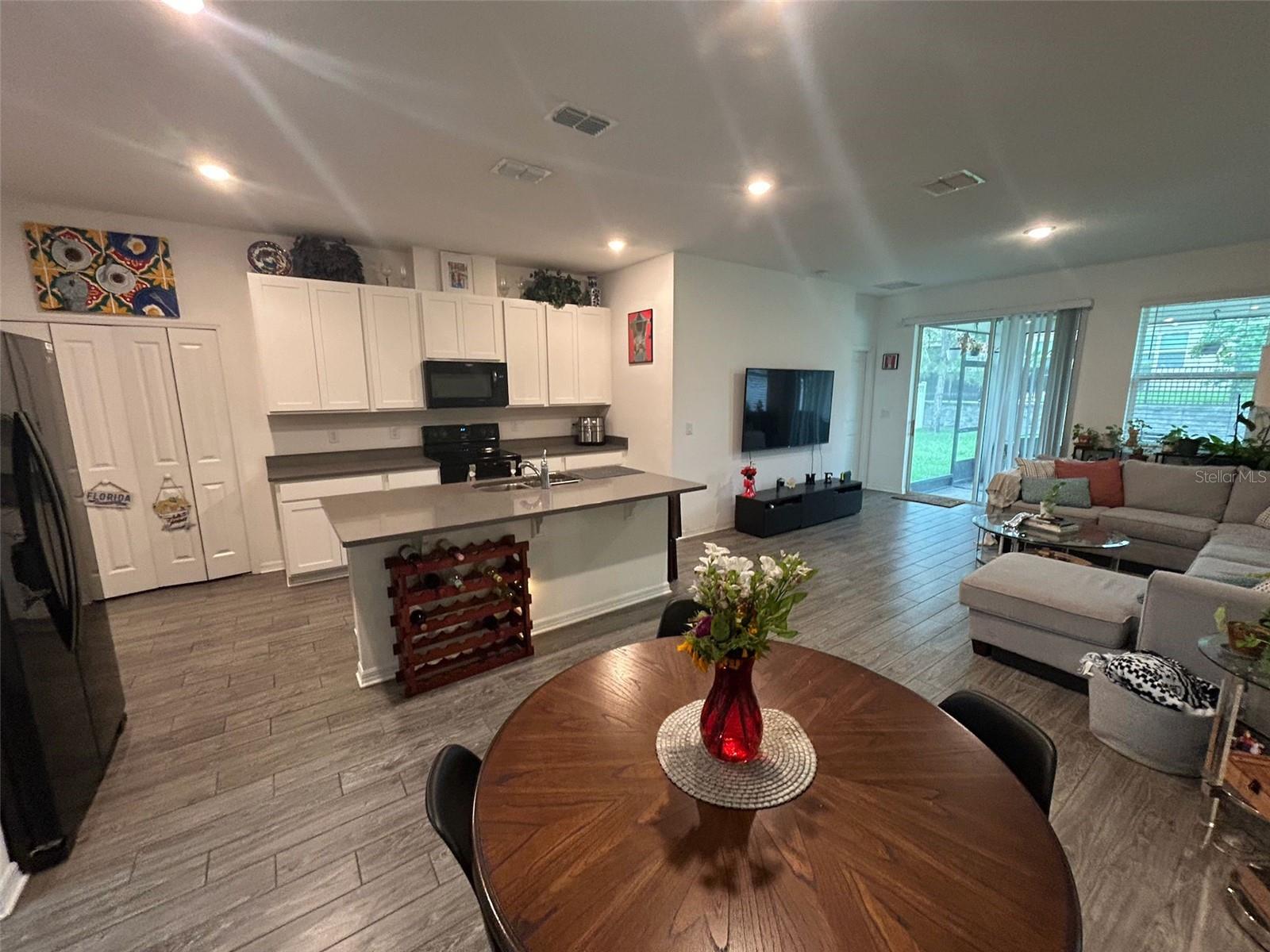 Listing photo id 5 for 7563 Ashcroft Drive