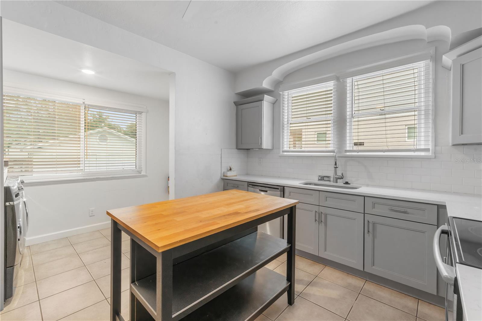 Image 10 of 25 For 206 Albany Avenue