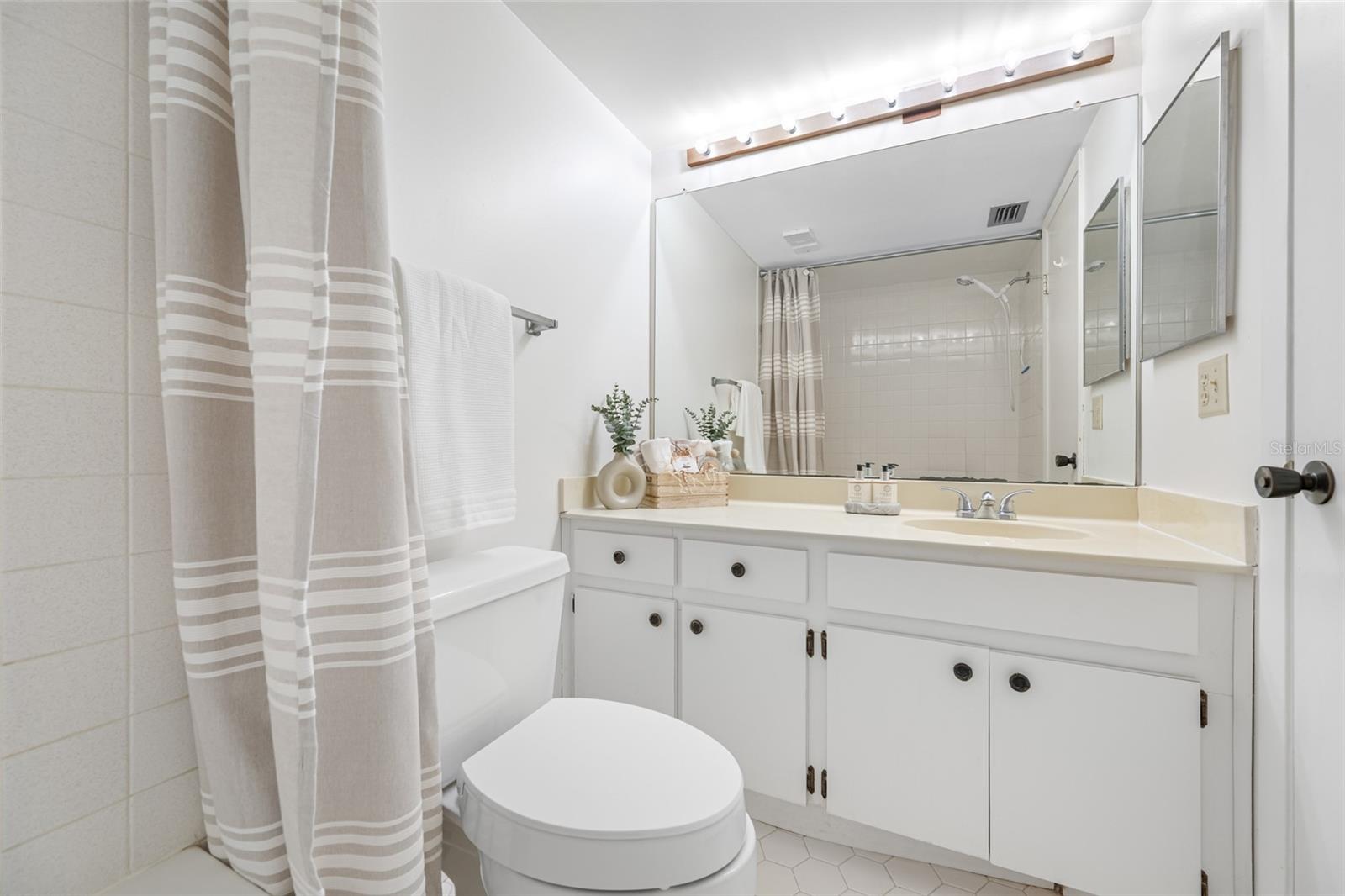 Image 21 of 41 For 2900 Cove Cay Drive 7c