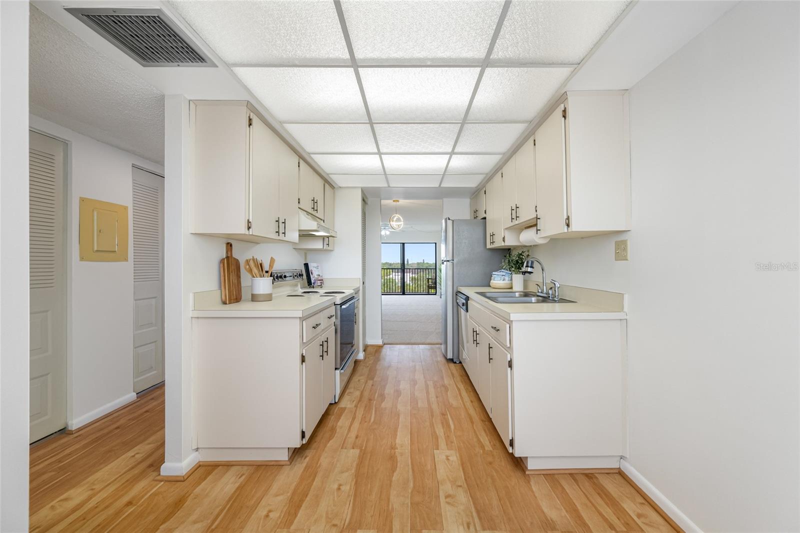 Image 5 of 41 For 2900 Cove Cay Drive 7c