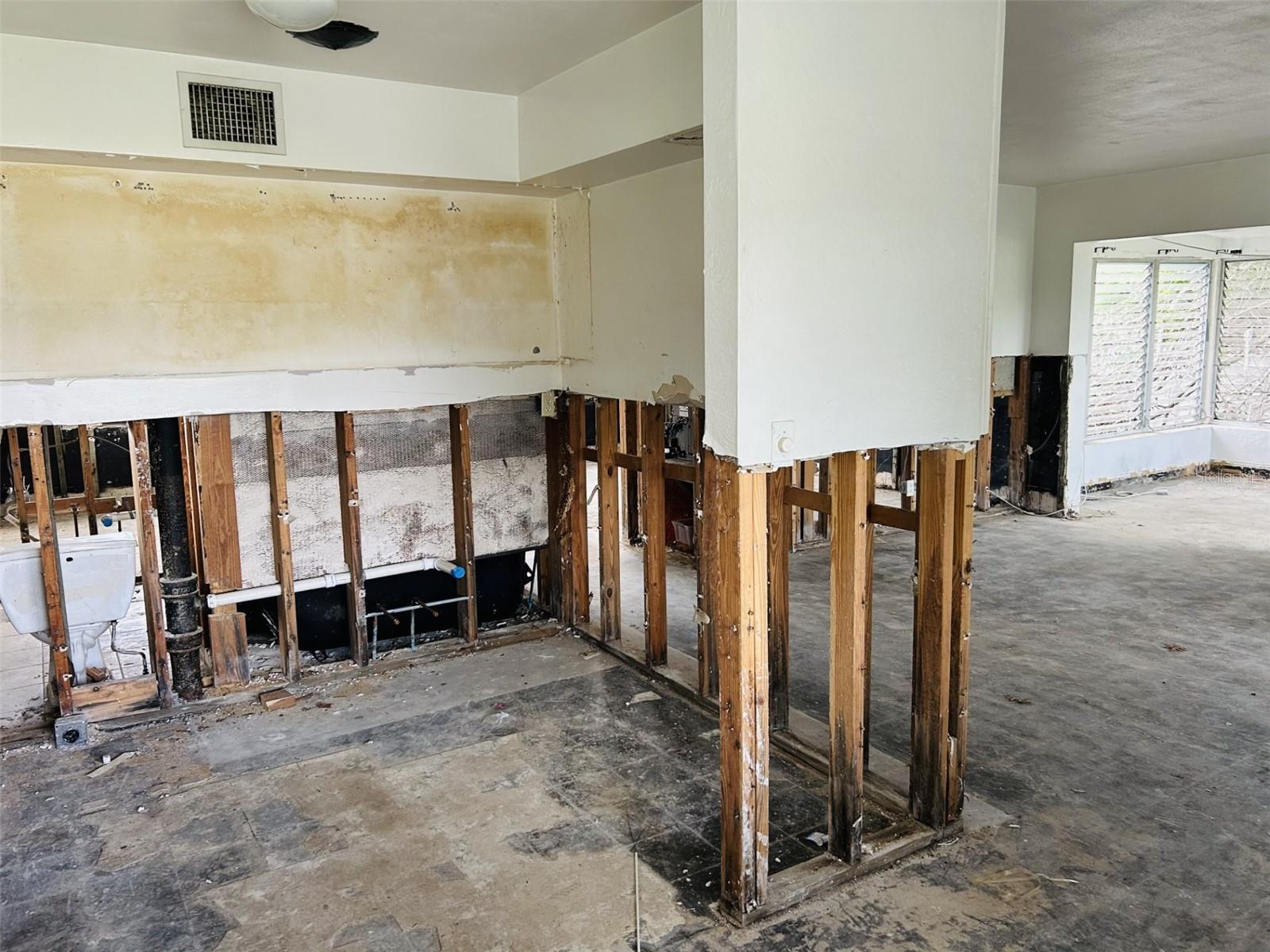 Image 8 of 16 For 2469 Trade Winds Drive