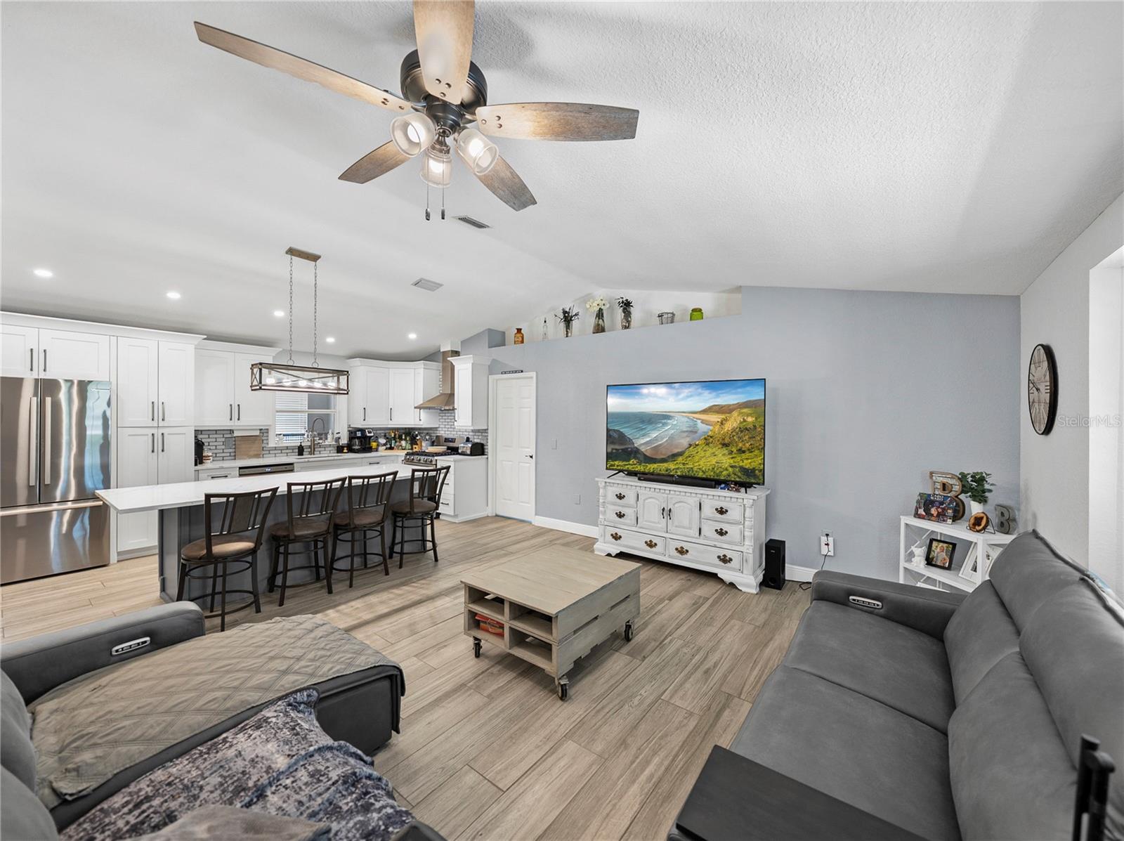 Listing photo id 8 for 5926 Frontier Drive
