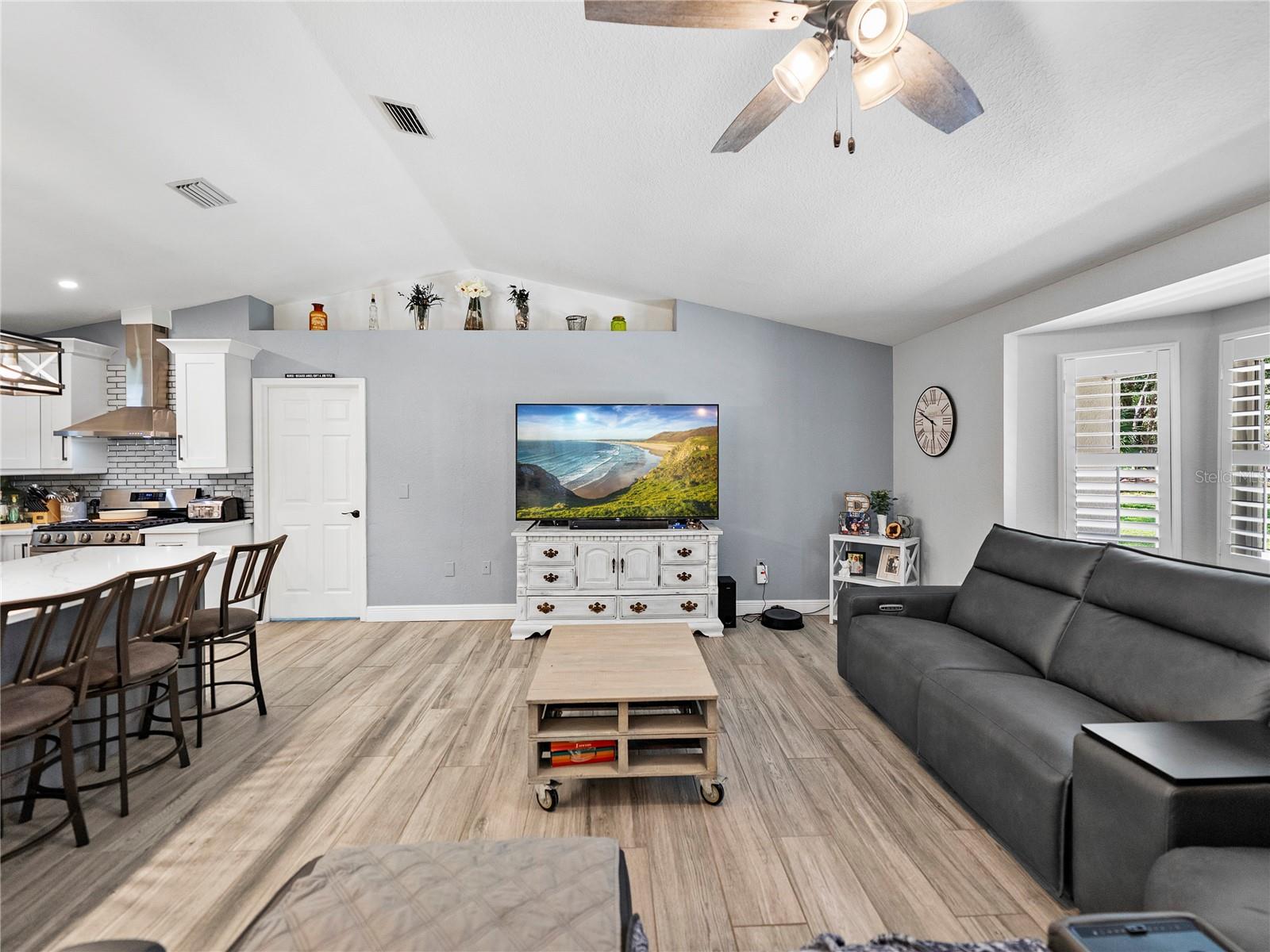 Listing photo id 9 for 5926 Frontier Drive