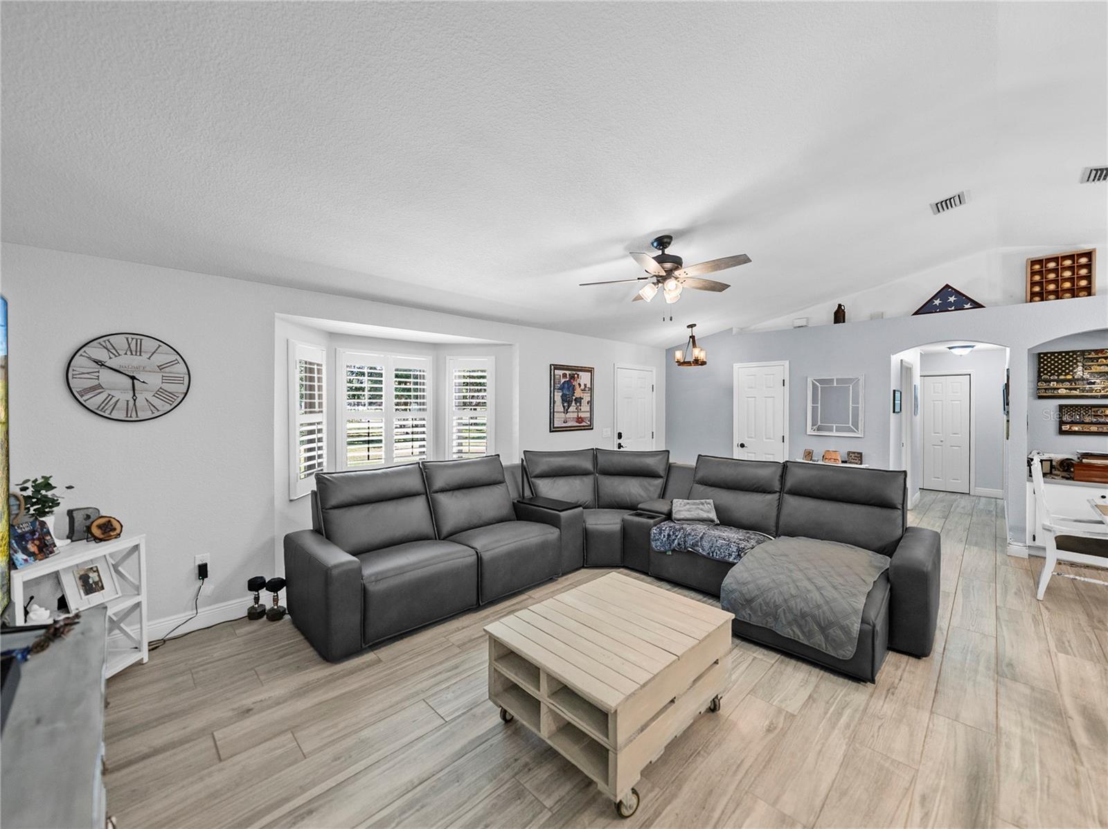 Listing photo id 11 for 5926 Frontier Drive