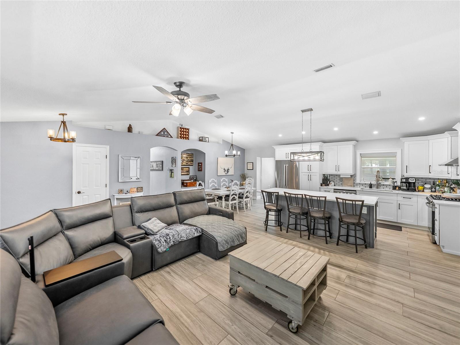 Listing photo id 12 for 5926 Frontier Drive