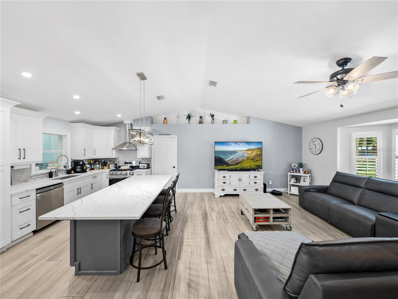 Listing photo id 13 for 5926 Frontier Drive