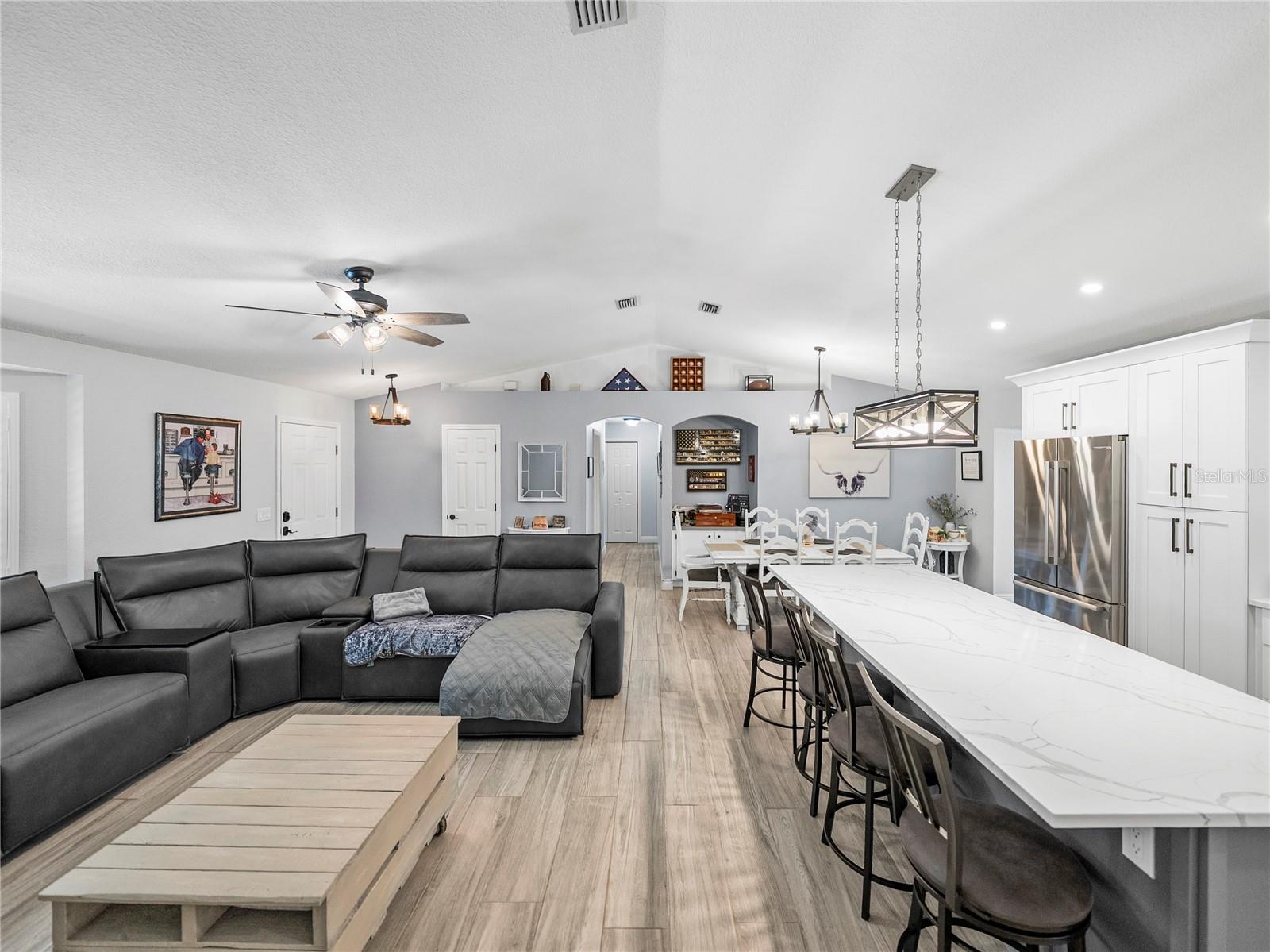 Listing photo id 14 for 5926 Frontier Drive
