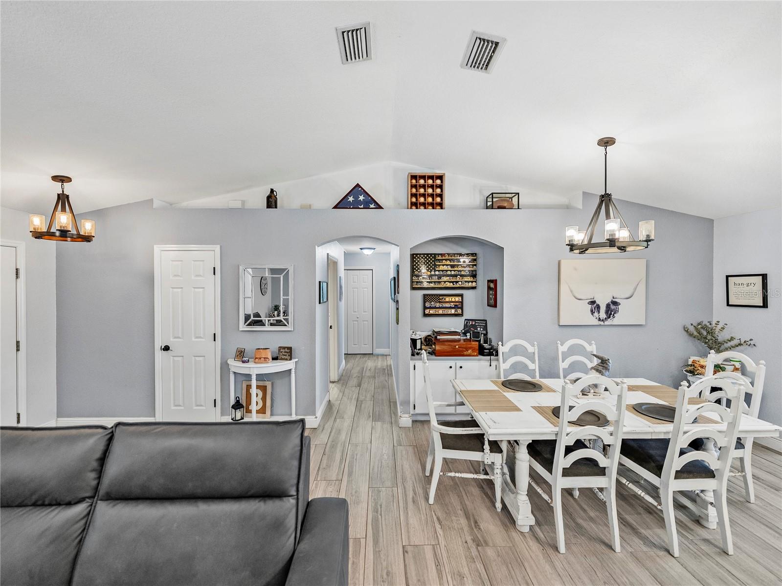 Listing photo id 15 for 5926 Frontier Drive