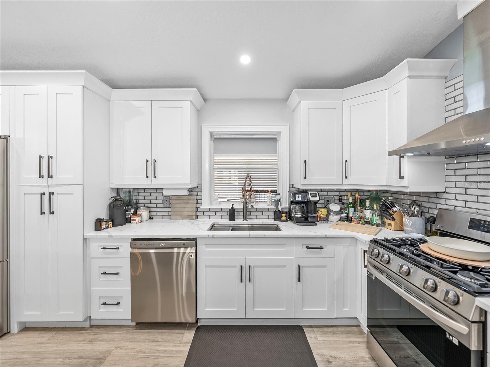 Listing photo id 21 for 5926 Frontier Drive