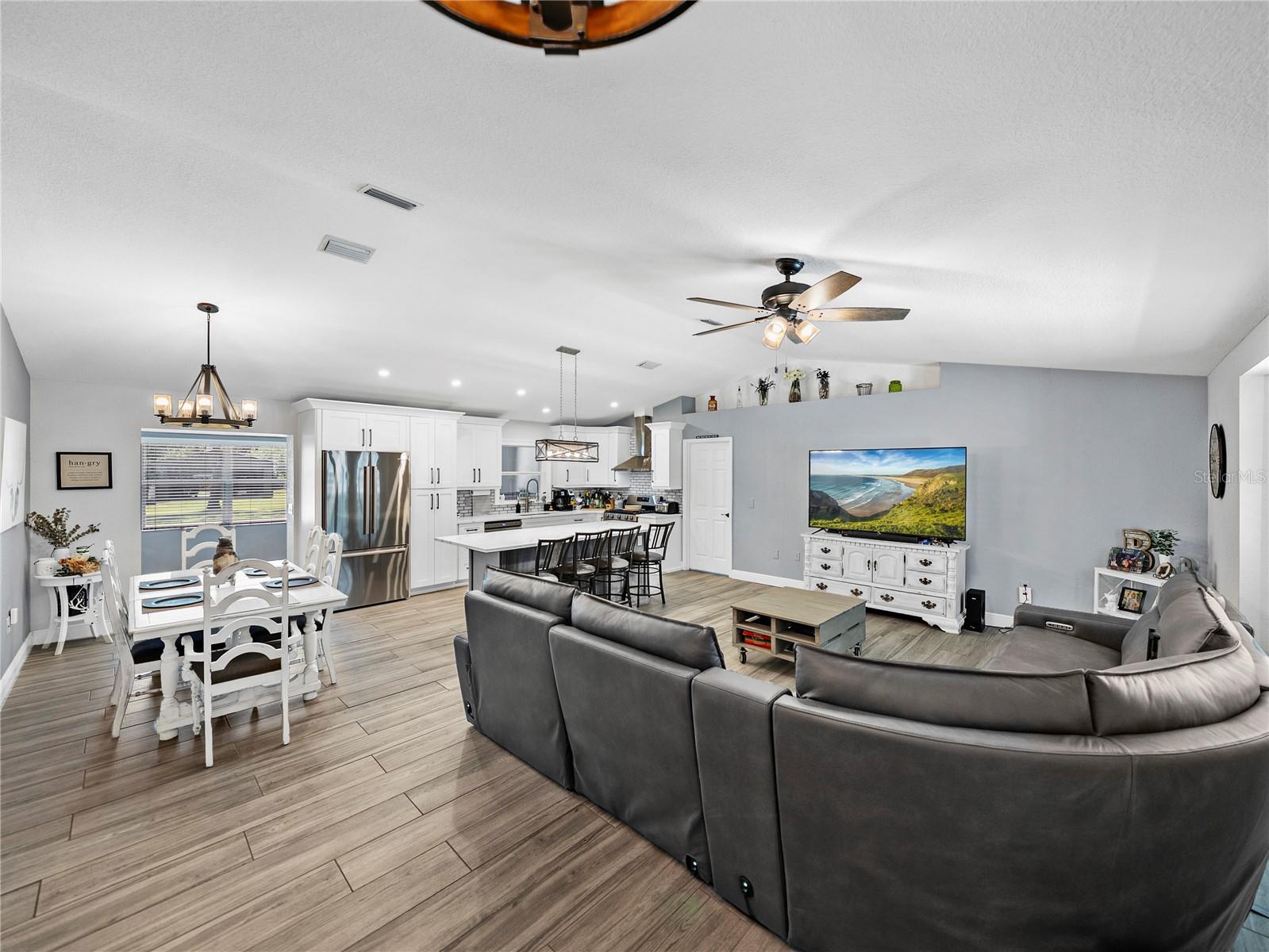 Listing photo id 7 for 5926 Frontier Drive