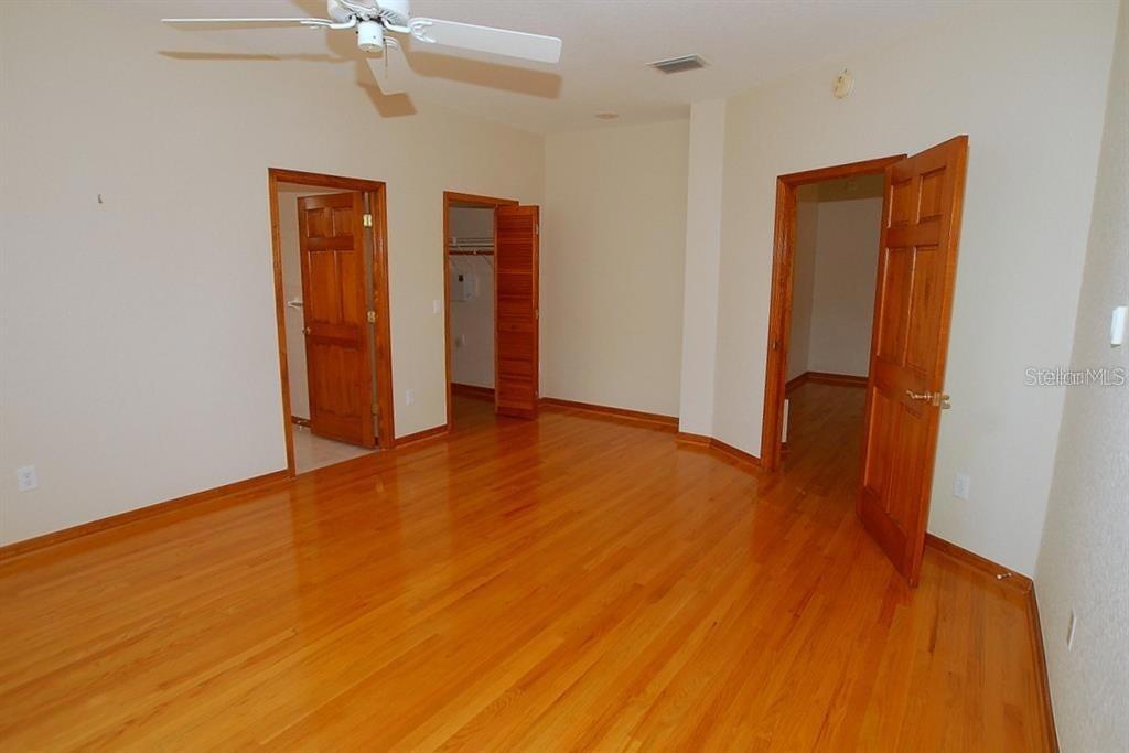 Listing photo id 14 for 2784 Alexander Drive