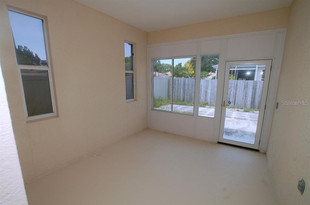 Listing photo id 18 for 2784 Alexander Drive