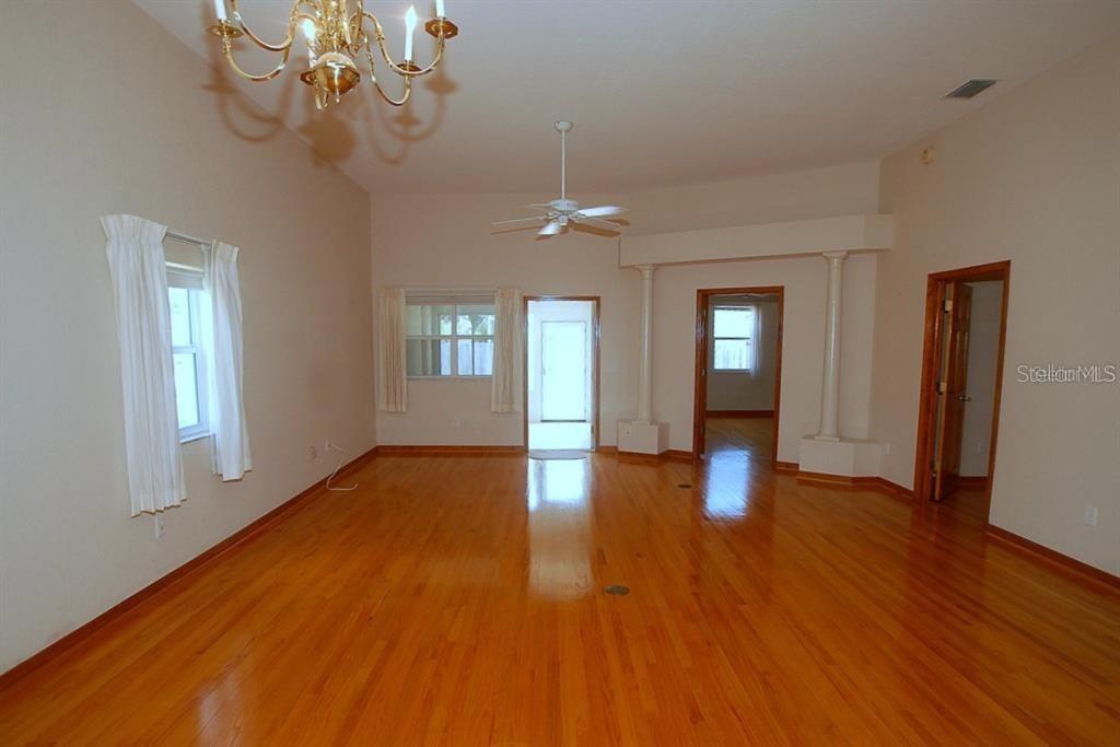 Listing photo id 3 for 2784 Alexander Drive