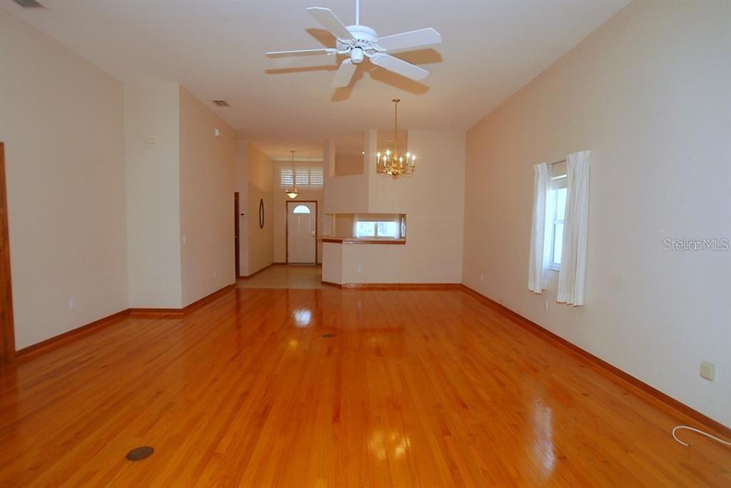 Listing photo id 5 for 2784 Alexander Drive