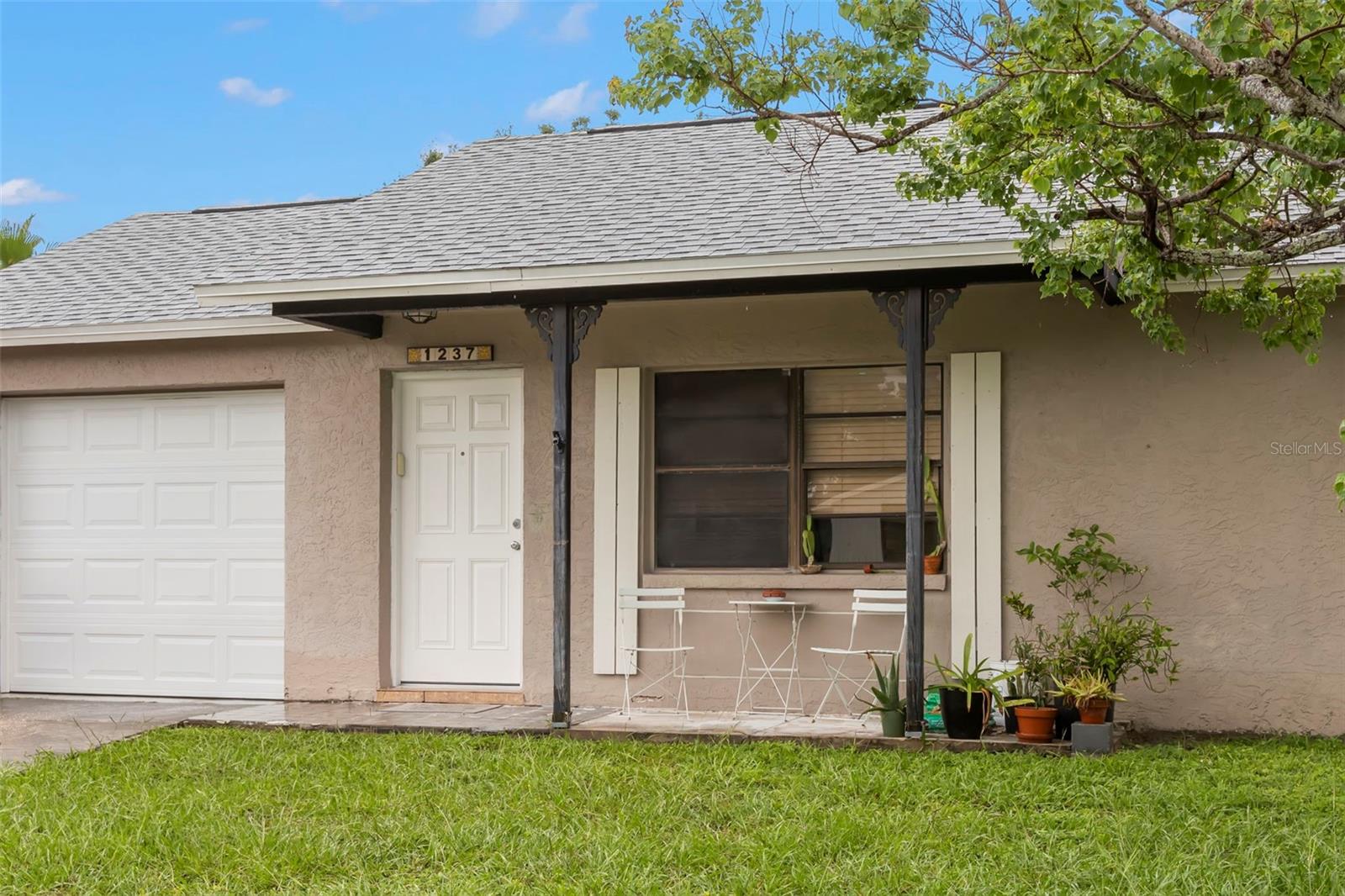 Listing photo id 2 for 1237 Greenlea Drive