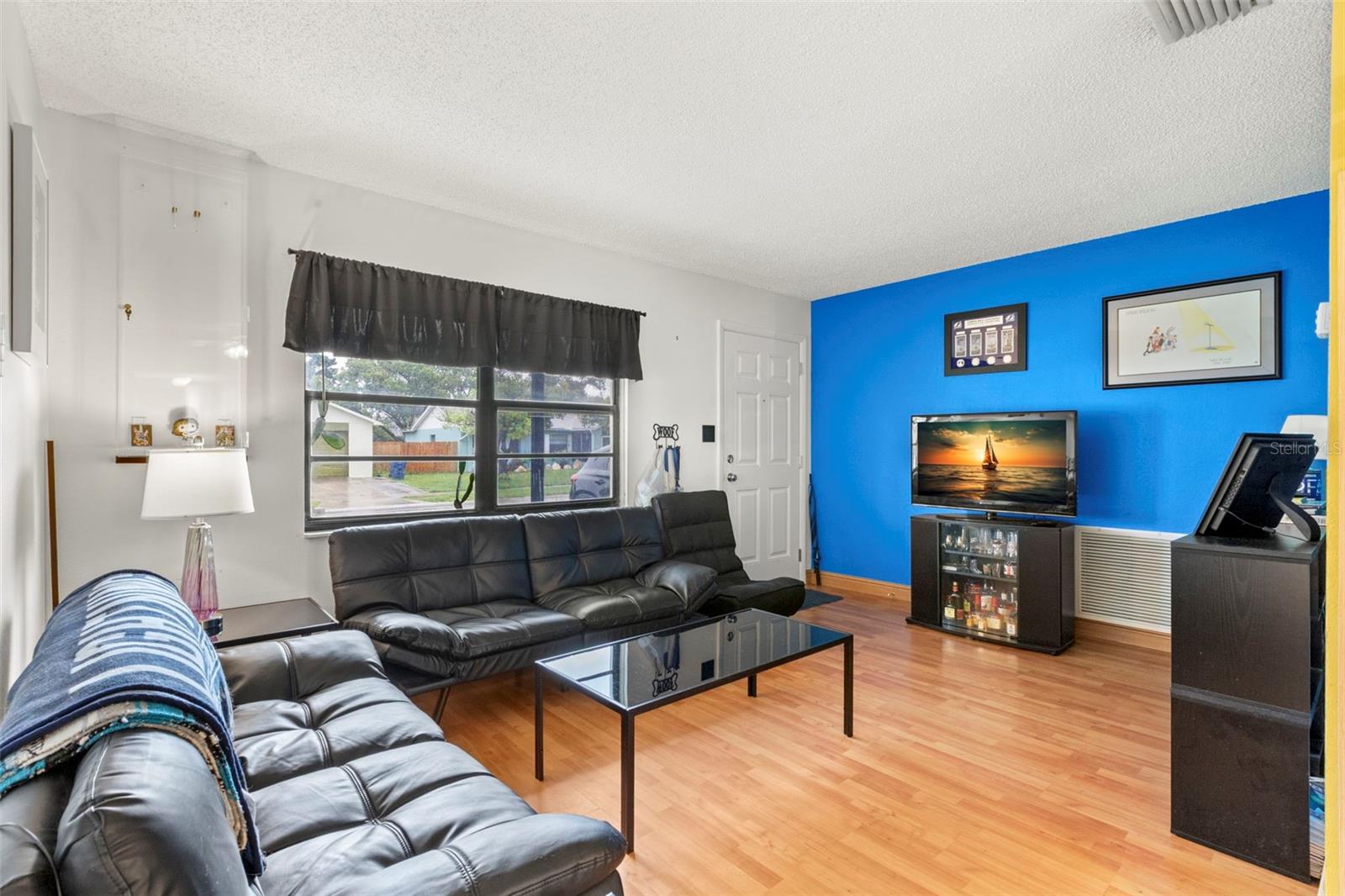 Listing photo id 3 for 1237 Greenlea Drive