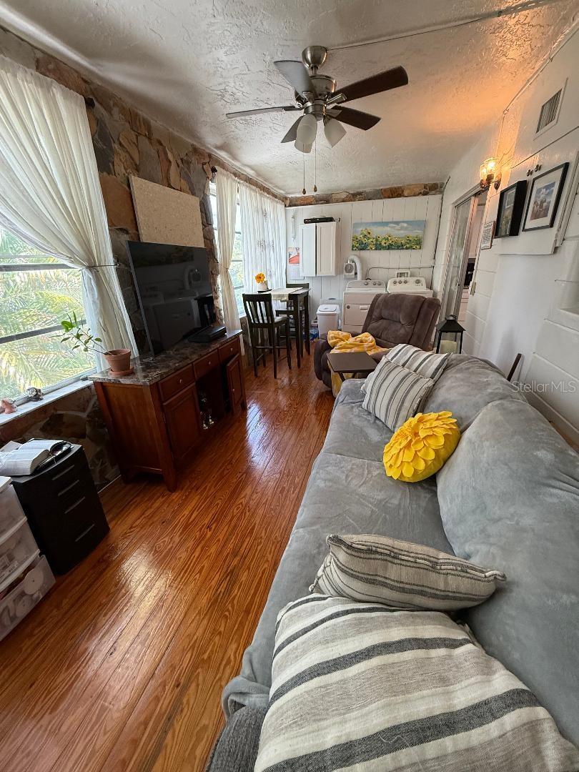 Image 23 of 27 For 5860 43rd Terrace N 1518