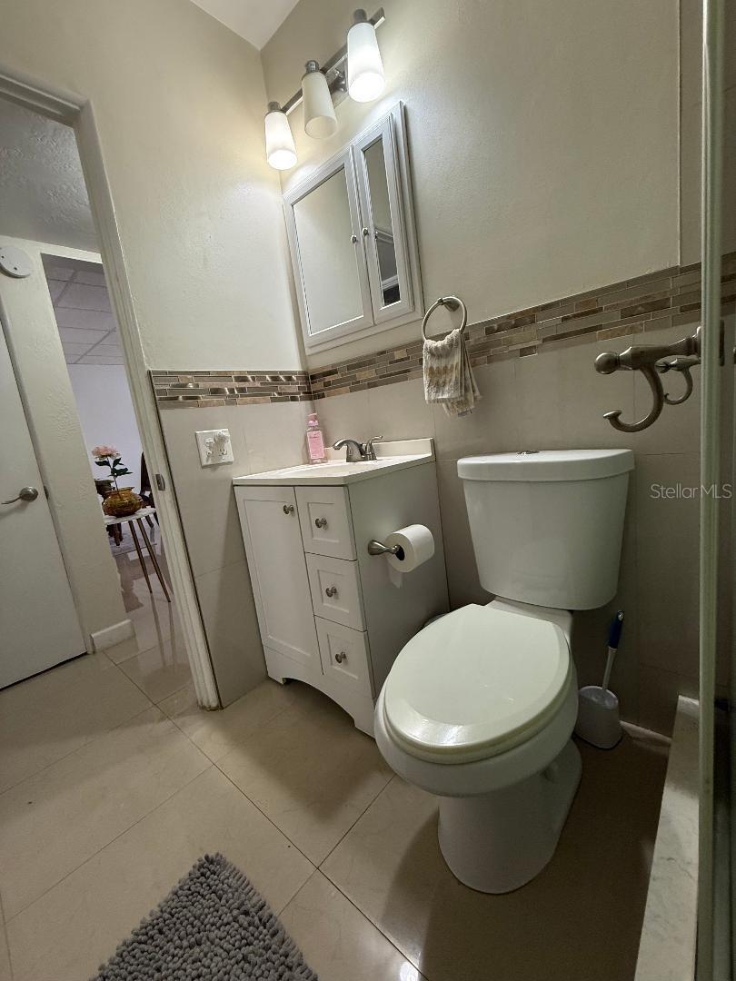 Image 8 of 27 For 5860 43rd Terrace N 1518