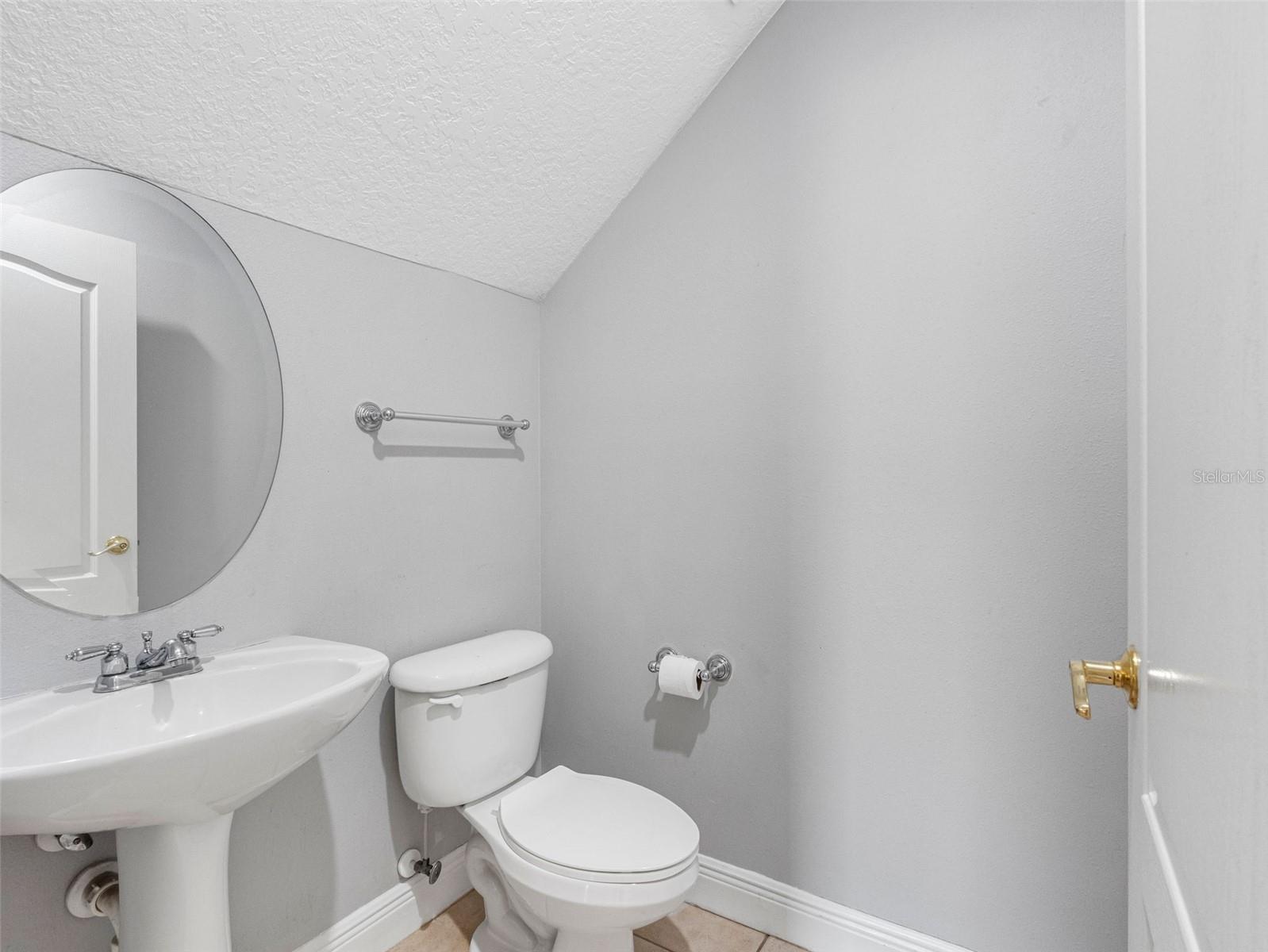 Listing photo id 8 for 8806 Bayaud Drive