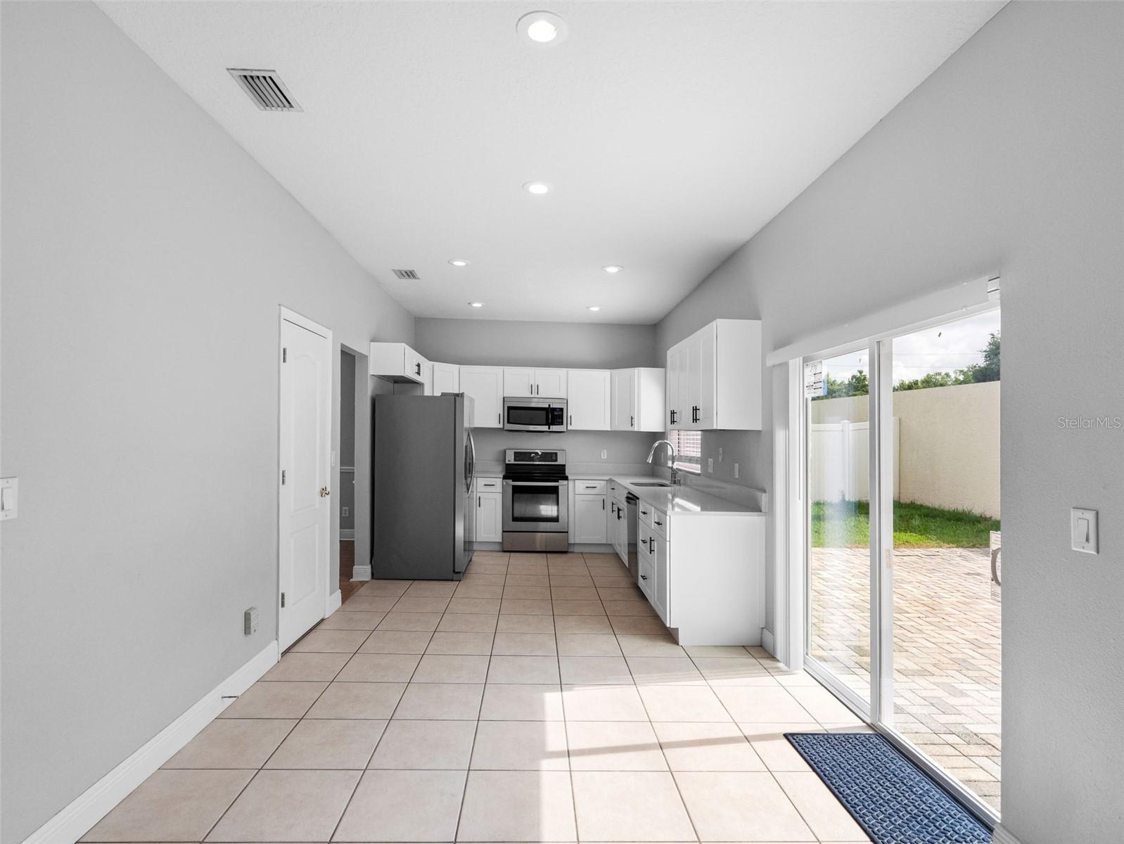 Listing photo id 13 for 8806 Bayaud Drive