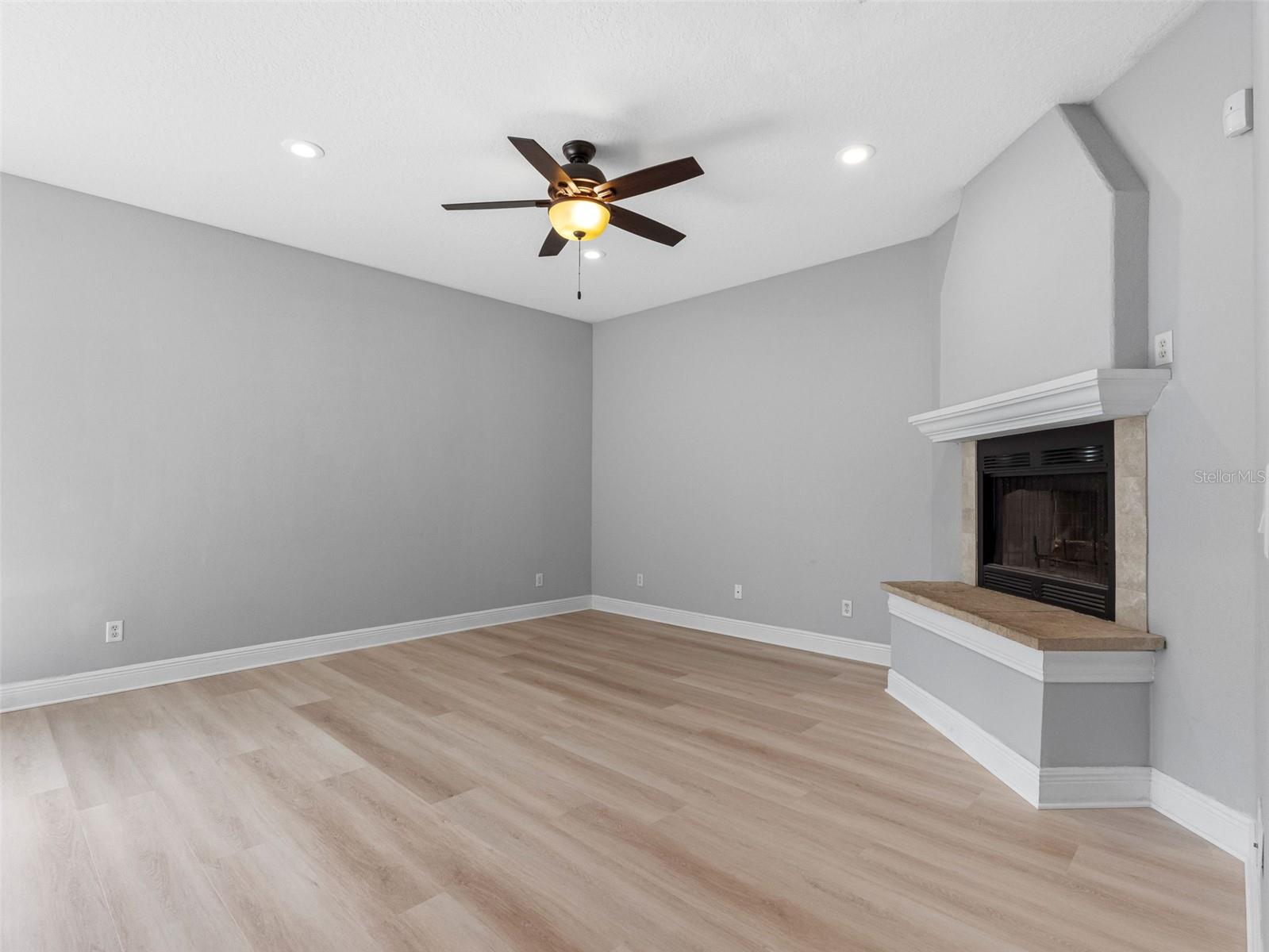 Listing photo id 15 for 8806 Bayaud Drive