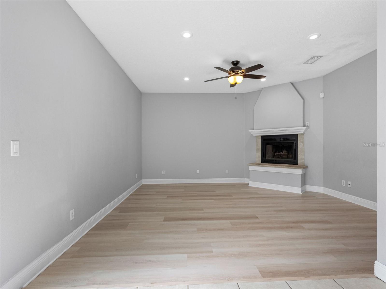 Listing photo id 16 for 8806 Bayaud Drive