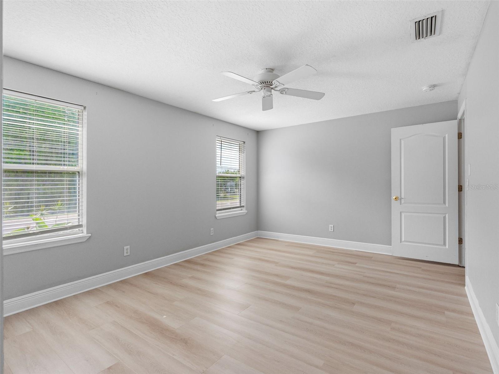 Listing photo id 28 for 8806 Bayaud Drive