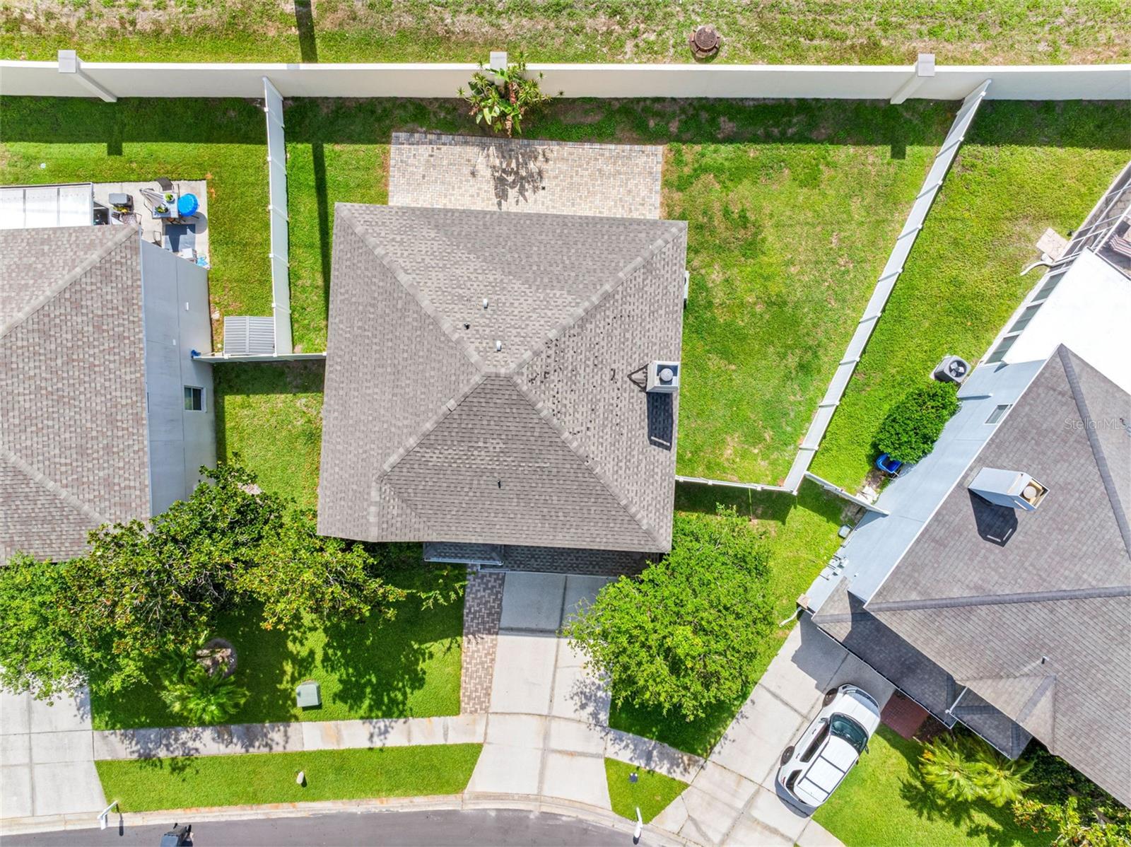 Listing photo id 2 for 8806 Bayaud Drive